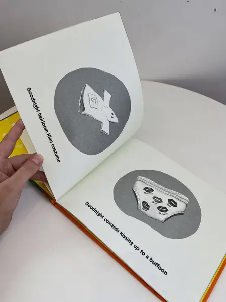 Foto de um(a) Livro capa dura Good Night Trump 2018, da categoria de Livros. Livro capa dura ilustrado com uma paródia não autorizada sobre o Trump. Leves marcas do tempo e uso. De 2018, em inglês. Mostrado de uma perspectiva diferente. Vendido no marketplace Trésors.