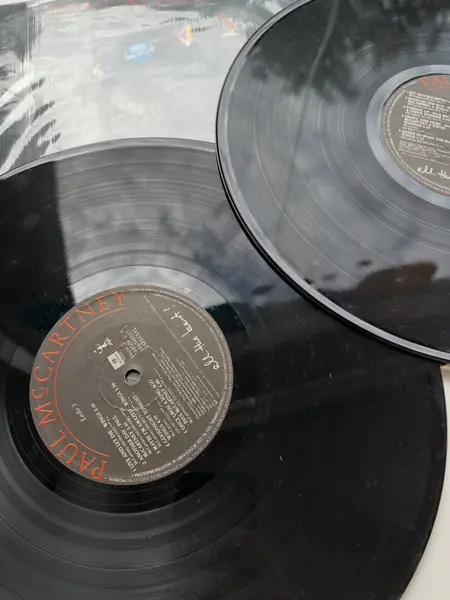 Foto de um(a) ​LP duplo All The Best - Paul McCartney - 1987, da categoria de LPs ou Discos de Vinil . LP duplo All The Best, Paul McCartney, de 1987. Perfeito estado. Mostrado de uma perspectiva diferente. Vendido no marketplace Trésors.