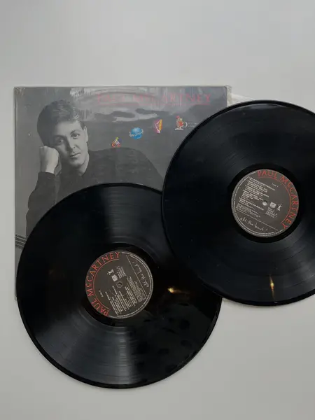 Foto de um(a) ​LP duplo All The Best - Paul McCartney - 1987, da categoria de LPs ou Discos de Vinil . LP duplo All The Best, Paul McCartney, de 1987. Perfeito estado. Mostrado de uma perspectiva diferente. Vendido no marketplace Trésors.