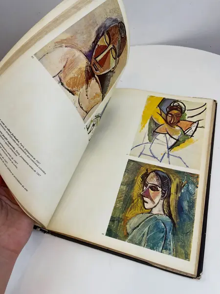 Foto de um(a) Livro capa dura em português - Picasso - 1981, da categoria de Livros. Livro capa dura em português, de 1981, muito ilustrado a cores, sobre as obras de Picasso. Marcas do tempo e uso. 150... Mostrado de uma perspectiva diferente. Vendido no marketplace Trésors.