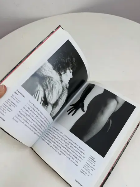 Foto de um(a) ​Livro editorial “Fotografia do Século XX” do Museum Ludwig de Colônia, da categoria de Livros, revistas e documentos. Livro capa encadernação editorial “Fotografia do Século XX” do Museum Ludwig de Colônia, publicado pela Taschen em 2001, em... Mostrado de uma perspectiva diferente. Vendido no marketplace Trésors.