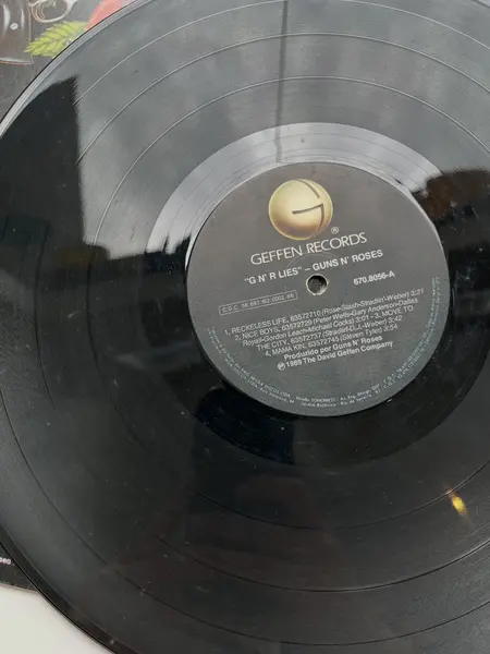 Foto de um(a) ​Disco de vinil G N’ R Lies - Guns N’ Roses - 1989, da categoria de LPs ou Discos de Vinil. Disco de vinil G N’ R Lies, Guns N’ Roses, de 1989. Possui mínimos ricos bem superficiais que não atrapalham o áudio. Capa... Mostrado de uma perspectiva diferente. Vendido no marketplace Trésors.