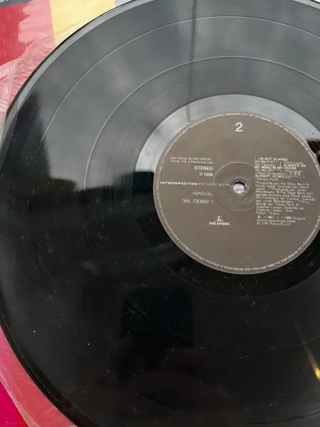 Foto de um(a) ​Disco de vinil Introspective - Pet Shop Boys 1988, da categoria de LPs ou Discos de Vinil. Disco de vinil Introspective, Pet Shop Boys, de 1988. Possui mínimos ricos bem superficiais que não atrapalham o áudio. Capa... Mostrado de uma perspectiva diferente. Vendido no marketplace Trésors.