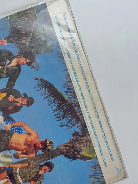 Foto de um(a) Disco de vinil Ultraje a Rigor - 1985, da categoria de LPs ou Discos de Vinil. Disco de vinil Ultraje a Rigor, de 1985. Possui um risco superficial e pontos de sujidade. Mostrado de uma perspectiva diferente. Vendido no marketplace Trésors.