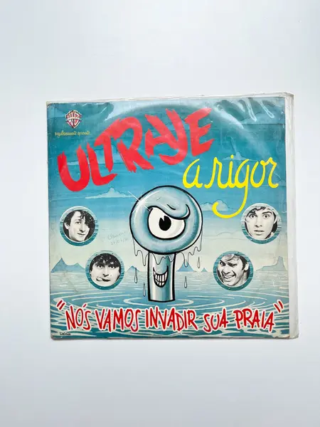 Foto de um(a) Disco de vinil Ultraje a Rigor - 1985, da categoria de LPs ou Discos de Vinil. Disco de vinil Ultraje a Rigor, de 1985. Possui um risco superficial e pontos de sujidade. Mostrado de uma perspectiva diferente. Vendido no marketplace Trésors.