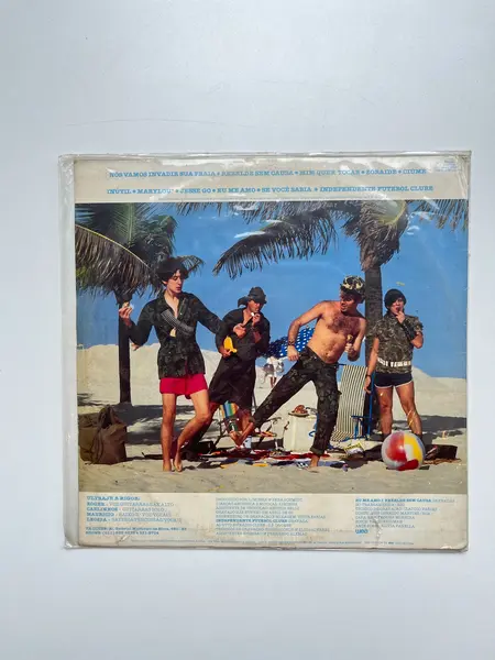 Foto de um(a) Disco de vinil Ultraje a Rigor - 1985, da categoria de LPs ou Discos de Vinil. Disco de vinil Ultraje a Rigor, de 1985. Possui um risco superficial e pontos de sujidade. Mostrado de uma perspectiva diferente. Vendido no marketplace Trésors.