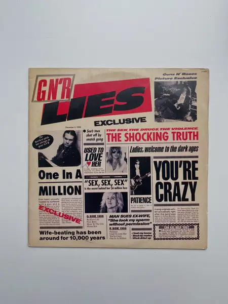 Foto de um(a) ​Disco de vinil G N’ R Lies - Guns N’ Roses - 1989, da categoria de LPs ou Discos de Vinil. Disco de vinil G N’ R Lies, Guns N’ Roses, de 1989. Possui mínimos ricos bem superficiais que não atrapalham o áudio. Capa... Mostrado de uma perspectiva diferente. Vendido no marketplace Trésors.