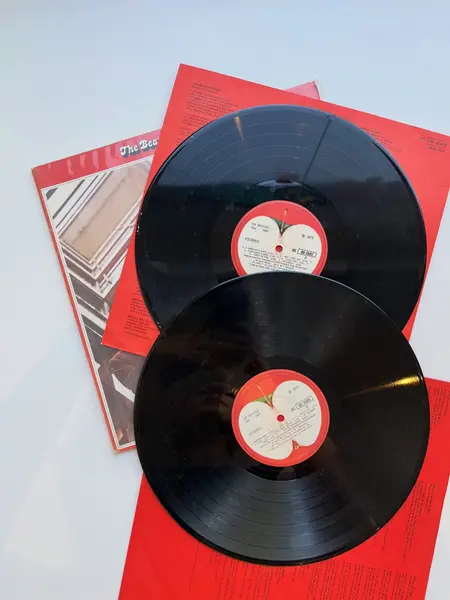 Foto de um(a) ​LP duplo The Beatles, da categoria de LPs ou Discos de Vinil. LP duplo The Beatles / 1962-1966 de 1973, em perfeito estado, apenas um lado de um dos discos com um ponto com sujidade. Mostrado de uma perspectiva diferente. Vendido no marketplace Trésors.