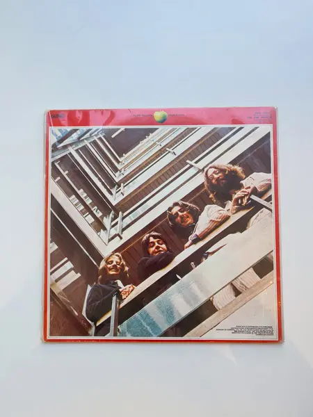 Foto de um(a) ​LP duplo The Beatles, da categoria de LPs ou Discos de Vinil. LP duplo The Beatles / 1962-1966 de 1973, em perfeito estado, apenas um lado de um dos discos com um ponto com sujidade. Mostrado de uma perspectiva diferente. Vendido no marketplace Trésors.