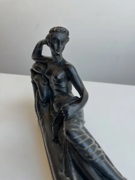 Foto de um(a) Escultura em resina preta, da categoria de Escultura. Escultura em resina preta, assinada. Leves marcas do tempo e uso. Medidas: 20x13cm. Mostrado de uma perspectiva diferente. Vendido no marketplace Trésors.