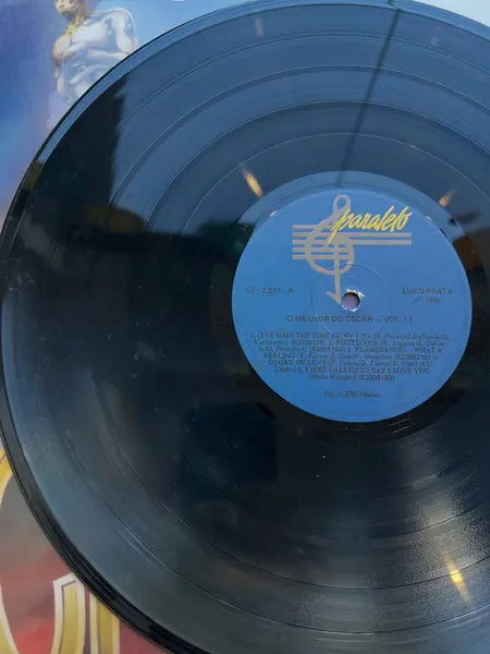 Foto de um(a) ​LP O Melhor Do Oscar - Vol. 2 - 1988, da categoria de LPs ou Discos de Vinil. LP O Melhor Do Oscar - Vol. 2, de 1988. Perfeito estado. Mostrado de uma perspectiva diferente. Vendido no marketplace Trésors.