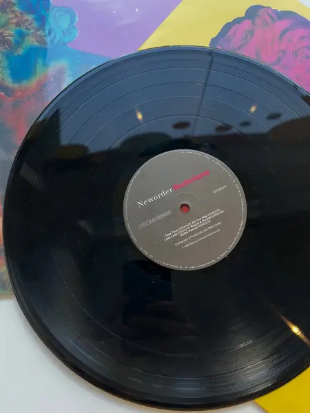Foto de um(a) ​LP Neworder - Technique 1989, da categoria de LPs ou Discos de Vinil. LP Neworder, Technique, de 1989, perfeito estado. Mostrado de uma perspectiva diferente. Vendido no marketplace Trésors.
