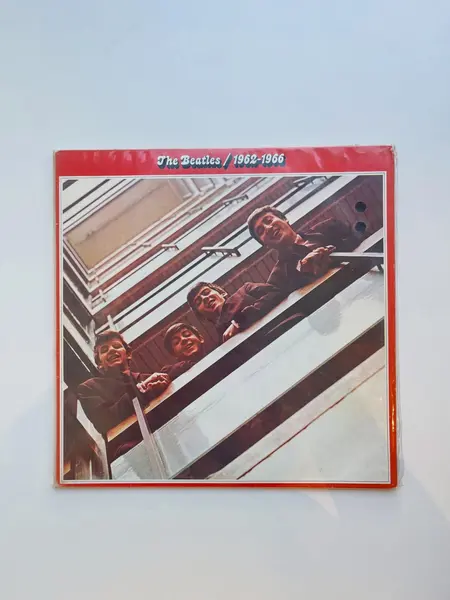 Foto de um(a) ​LP duplo The Beatles, da categoria de LPs ou Discos de Vinil. LP duplo The Beatles / 1962-1966 de 1973, em perfeito estado, apenas um lado de um dos discos com um ponto com sujidade. Mostrado de uma perspectiva diferente. Vendido no marketplace Trésors.