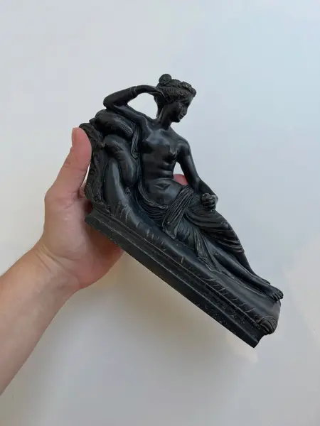 Foto de um(a) Escultura em resina preta, da categoria de Escultura. Escultura em resina preta, assinada. Leves marcas do tempo e uso. Medidas: 20x13cm. Mostrado de uma perspectiva diferente. Vendido no marketplace Trésors.