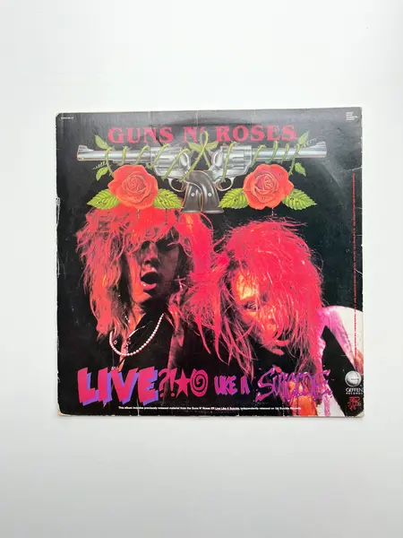 Foto de um(a) ​Disco de vinil G N’ R Lies - Guns N’ Roses - 1989, da categoria de LPs ou Discos de Vinil. Disco de vinil G N’ R Lies, Guns N’ Roses, de 1989. Possui mínimos ricos bem superficiais que não atrapalham o áudio. Capa... Mostrado de uma perspectiva diferente. Vendido no marketplace Trésors.