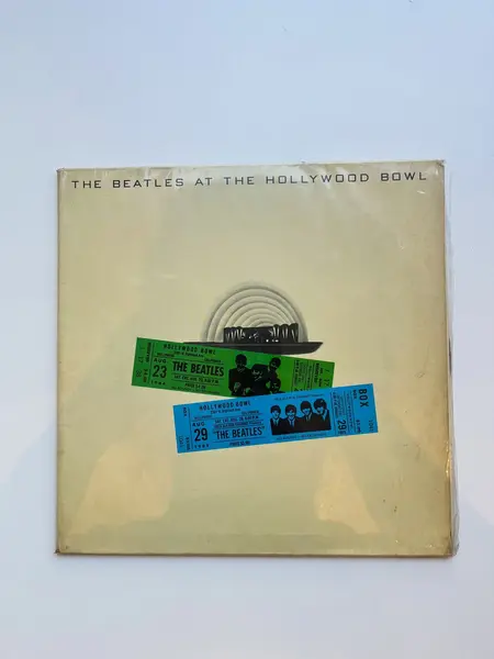 Foto de um(a) ​ LP The Beatles At The Hollywood Bowl, da categoria de LPs ou Discos de Vinil. LP The Beatles At The Hollywood Bowl, com mínimos riscos superficiais que não atrapalham no áudio. Mostrado de uma perspectiva diferente. Vendido no marketplace Trésors.