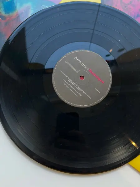 Foto de um(a) ​LP Neworder - Technique 1989, da categoria de LPs ou Discos de Vinil. LP Neworder, Technique, de 1989, perfeito estado. Mostrado de uma perspectiva diferente. Vendido no marketplace Trésors.