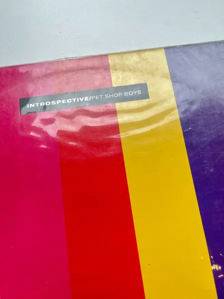 Foto de um(a) ​Disco de vinil Introspective - Pet Shop Boys 1988, da categoria de LPs ou Discos de Vinil. Disco de vinil Introspective, Pet Shop Boys, de 1988. Possui mínimos ricos bem superficiais que não atrapalham o áudio. Capa... Mostrado de uma perspectiva diferente. Vendido no marketplace Trésors.