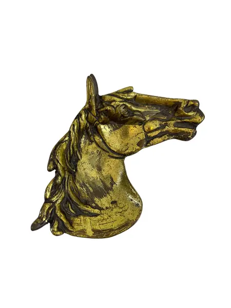 Foto de um(a) Cinzeiro em metal formato cavalo, da categoria de Cinzeiros. Cinzeiro em metal amarelo em formato de cavalo, com marcas do tempo e uso. Medidas: 16x20cm. Vendido no marketplace Trésors.