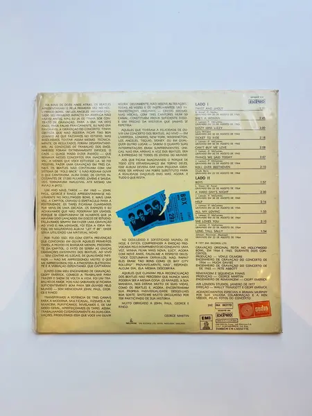 Foto de um(a) ​ LP The Beatles At The Hollywood Bowl, da categoria de LPs ou Discos de Vinil. LP The Beatles At The Hollywood Bowl, com mínimos riscos superficiais que não atrapalham no áudio. Mostrado de uma perspectiva diferente. Vendido no marketplace Trésors.