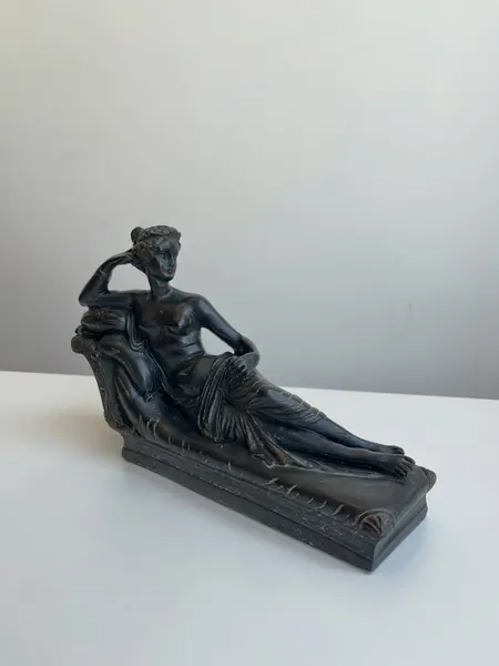 Foto de um(a) Escultura em resina preta, da categoria de Escultura. Escultura em resina preta, assinada. Leves marcas do tempo e uso. Medidas: 20x13cm. Mostrado de uma perspectiva diferente. Vendido no marketplace Trésors.