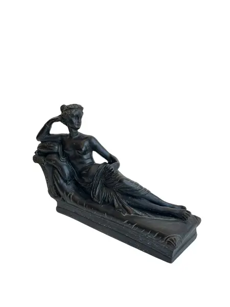 Foto de um(a) Escultura em resina preta, da categoria de Escultura. Escultura em resina preta, assinada. Leves marcas do tempo e uso. Medidas: 20x13cm. Vendido no marketplace Trésors.