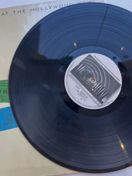 Foto de um(a) ​ LP The Beatles At The Hollywood Bowl, da categoria de LPs ou Discos de Vinil. LP The Beatles At The Hollywood Bowl, com mínimos riscos superficiais que não atrapalham no áudio. Mostrado de uma perspectiva diferente. Vendido no marketplace Trésors.