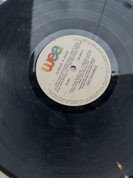 Foto de um(a) Disco de vinil Ultraje a Rigor - 1985, da categoria de LPs ou Discos de Vinil. Disco de vinil Ultraje a Rigor, de 1985. Possui um risco superficial e pontos de sujidade. Mostrado de uma perspectiva diferente. Vendido no marketplace Trésors.
