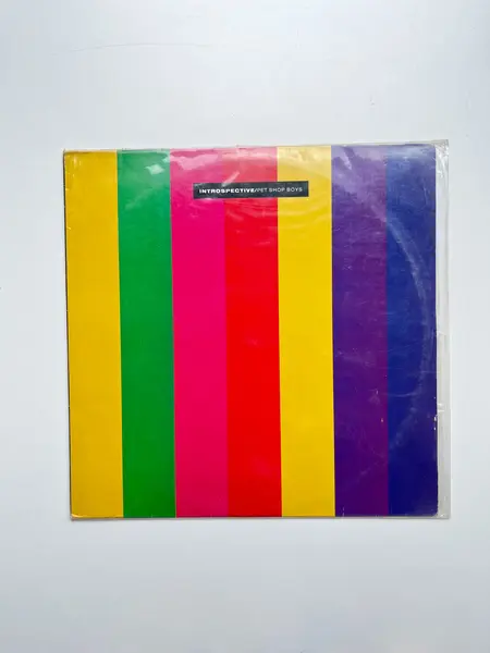 Foto de um(a) ​Disco de vinil Introspective - Pet Shop Boys 1988, da categoria de LPs ou Discos de Vinil. Disco de vinil Introspective, Pet Shop Boys, de 1988. Possui mínimos ricos bem superficiais que não atrapalham o áudio. Capa... Mostrado de uma perspectiva diferente. Vendido no marketplace Trésors.