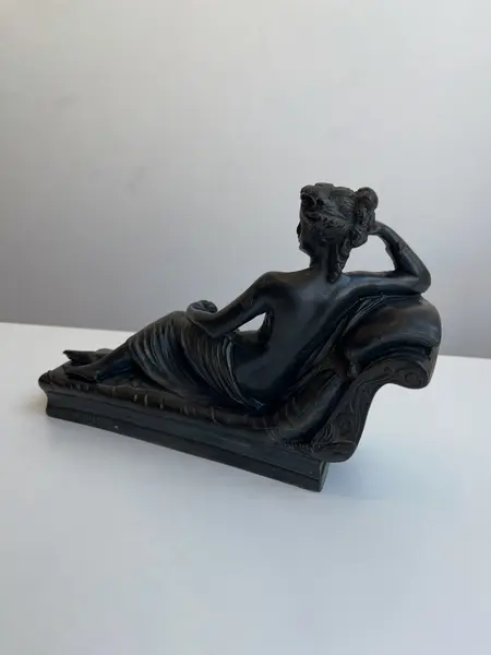 Foto de um(a) Escultura em resina preta, da categoria de Escultura. Escultura em resina preta, assinada. Leves marcas do tempo e uso. Medidas: 20x13cm. Mostrado de uma perspectiva diferente. Vendido no marketplace Trésors.