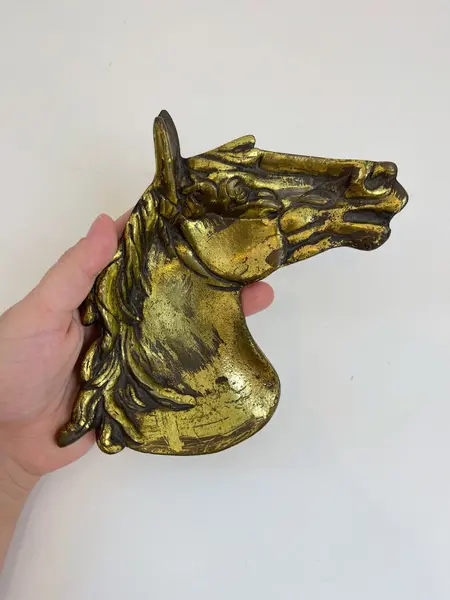 Foto de um(a) Cinzeiro em metal formato cavalo, da categoria de Cinzeiros. Cinzeiro em metal amarelo em formato de cavalo, com marcas do tempo e uso. Medidas: 16x20cm. Mostrado de uma perspectiva diferente. Vendido no marketplace Trésors.