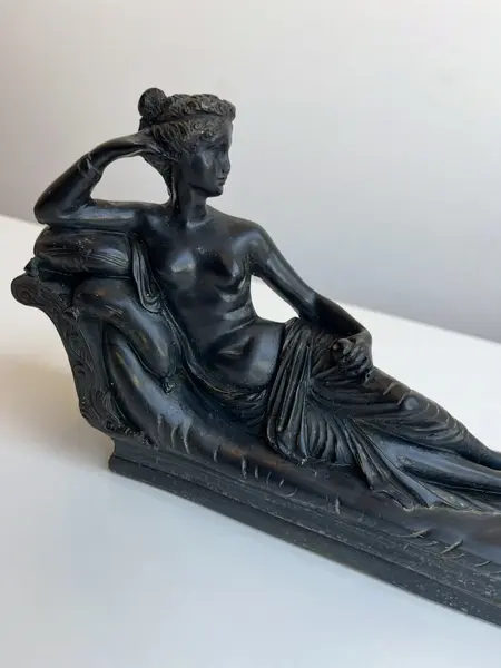 Foto de um(a) Escultura em resina preta, da categoria de Escultura. Escultura em resina preta, assinada. Leves marcas do tempo e uso. Medidas: 20x13cm. Mostrado de uma perspectiva diferente. Vendido no marketplace Trésors.