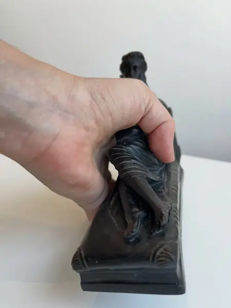 Foto de um(a) Escultura em resina preta, da categoria de Escultura. Escultura em resina preta, assinada. Leves marcas do tempo e uso. Medidas: 20x13cm. Mostrado de uma perspectiva diferente. Vendido no marketplace Trésors.