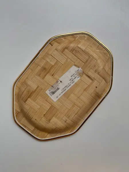 Foto de um(a) ​Bandeja em bambu estampado, da categoria de Travessas e tigelas. Bandeja em bambu estampado com detalhe em plástico dourado. Leves marcas do tempo e uso. Medidas: 26x18cm. Mostrado de uma perspectiva diferente. Vendido no marketplace Trésors.