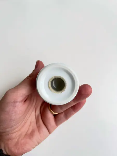 Foto de um(a) Galheteiro com 3 peças porcelana Schmidt, da categoria de Saleiros e pimenteiros. Galheteiro com 3 peças em porcelana Schmidt estampada. Perfeito estado. Medidas peça maior: 11x6,5cm. Mostrado de uma perspectiva diferente. Vendido no marketplace Trésors.