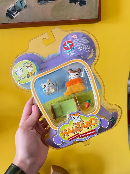 Foto de um(a) ​Brinquedo lacrado do Hamtaro de 2003, da categoria de Bonecas e bonecos de ação. Brinquedo lacrado do Hamtaro de 2003. Perfeito estado. Mostrado de uma perspectiva diferente. Vendido no marketplace Trésors.