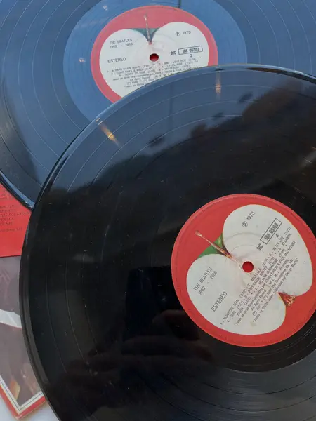 Foto de um(a) ​LP duplo The Beatles, da categoria de LPs ou Discos de Vinil. LP duplo The Beatles / 1962-1966 de 1973, em perfeito estado, apenas um lado de um dos discos com um ponto com sujidade. Mostrado de uma perspectiva diferente. Vendido no marketplace Trésors.