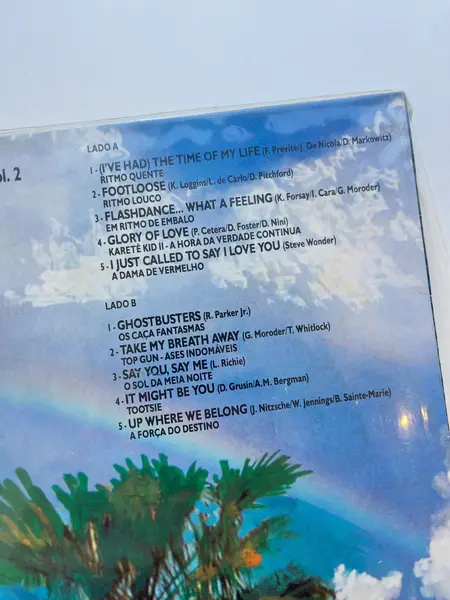 Foto de um(a) ​LP O Melhor Do Oscar - Vol. 2 - 1988, da categoria de LPs ou Discos de Vinil. LP O Melhor Do Oscar - Vol. 2, de 1988. Perfeito estado. Mostrado de uma perspectiva diferente. Vendido no marketplace Trésors.
