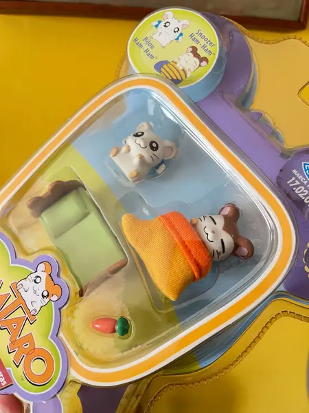 Foto de um(a) ​Brinquedo lacrado do Hamtaro de 2003, da categoria de Bonecas e bonecos de ação. Brinquedo lacrado do Hamtaro de 2003. Perfeito estado. Mostrado de uma perspectiva diferente. Vendido no marketplace Trésors.