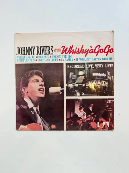 Foto de um(a) ​ LP Johnny Rivers At The Whisky à Go Go - 1975, da categoria de LPs ou Discos de Vinil. LP Johnny Rivers At The Whisky à Go Go, de 1975. Perfeito estado. Mostrado de uma perspectiva diferente. Vendido no marketplace Trésors.