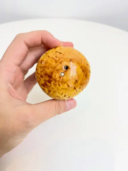 Foto de um(a) Saleiro em cerâmica formato hamburguer, da categoria de Saleiros e pimenteiros. Saleiro em cerâmica com tampa na base em silicone. Perfeito estado. Medidas: 7x5cm. Mostrado de uma perspectiva diferente. Vendido no marketplace Trésors.