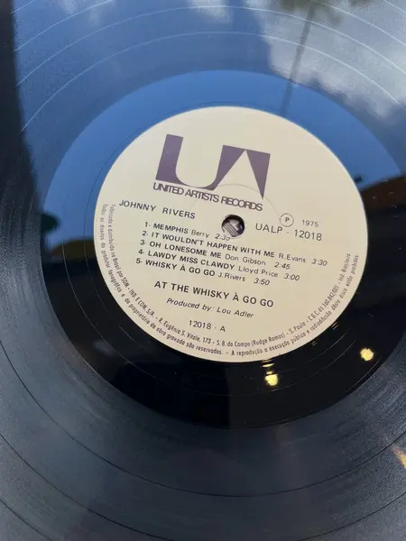 Foto de um(a) ​ LP Johnny Rivers At The Whisky à Go Go - 1975, da categoria de LPs ou Discos de Vinil. LP Johnny Rivers At The Whisky à Go Go, de 1975. Perfeito estado. Mostrado de uma perspectiva diferente. Vendido no marketplace Trésors.