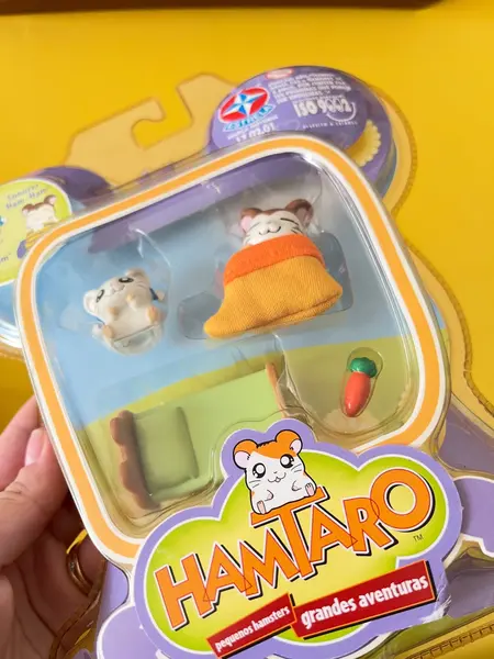 Foto de um(a) ​Brinquedo lacrado do Hamtaro de 2003, da categoria de Bonecas e bonecos de ação. Brinquedo lacrado do Hamtaro de 2003. Perfeito estado. Mostrado de uma perspectiva diferente. Vendido no marketplace Trésors.