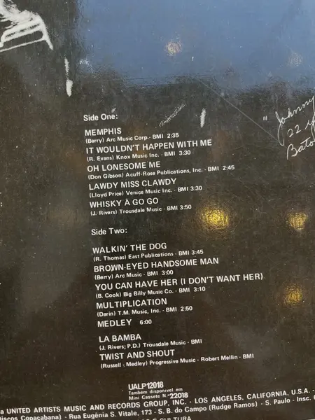 Foto de um(a) ​ LP Johnny Rivers At The Whisky à Go Go - 1975, da categoria de LPs ou Discos de Vinil. LP Johnny Rivers At The Whisky à Go Go, de 1975. Perfeito estado. Mostrado de uma perspectiva diferente. Vendido no marketplace Trésors.