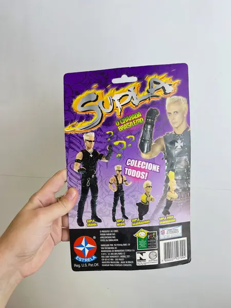 Foto de um(a) ​Boneco do Supla - original e lacrado - anos 90, da categoria de Bonecas e bonecos de ação. Boneco do Supla, ainda lacrado, original da década de 90. Mostrado de uma perspectiva diferente. Vendido no marketplace Trésors.