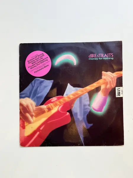 Foto de um(a) ​LP Money For Nothing - Dire Straits 1988, da categoria de LPs ou Discos de Vinil. LP Money For Nothing, Dire Straits, de 1988. Disco em perfeito estado. Mostrado de uma perspectiva diferente. Vendido no marketplace Trésors.