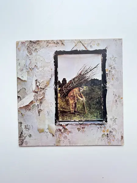 Foto de um(a) ​ LP Led Zeppelin IV de 1988, da categoria de LPs ou Discos de Vinil . LP Led Zeppelin IV, de 1988. Mínimos ricos superficiais que não prejudicam o audio. Mostrado de uma perspectiva diferente. Vendido no marketplace Trésors.