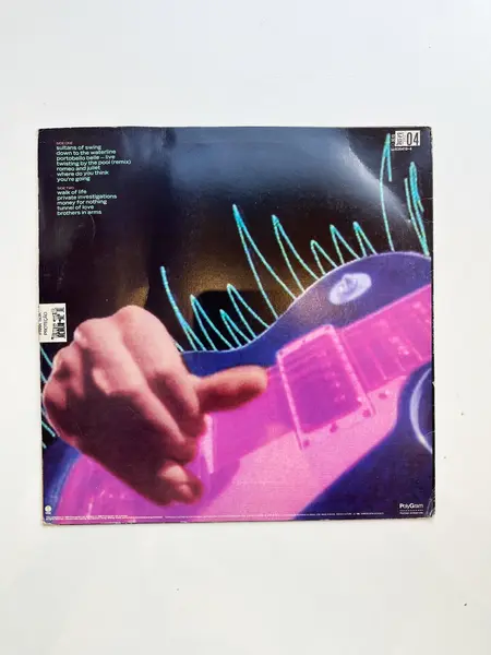 Foto de um(a) ​LP Money For Nothing - Dire Straits 1988, da categoria de LPs ou Discos de Vinil. LP Money For Nothing, Dire Straits, de 1988. Disco em perfeito estado. Mostrado de uma perspectiva diferente. Vendido no marketplace Trésors.