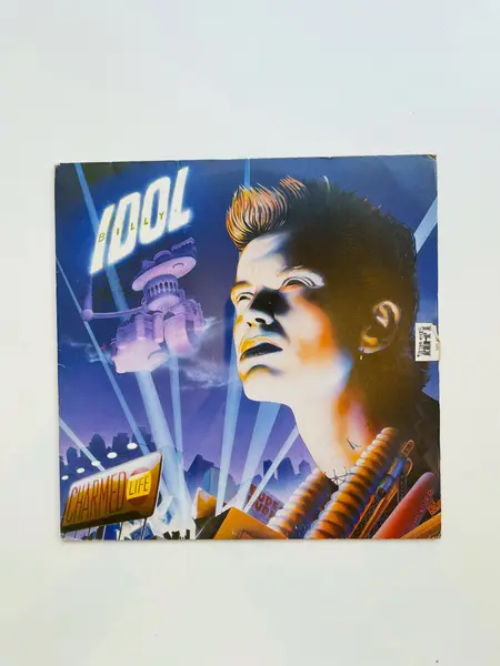 Foto de um(a) ​LP Charmed Life - Billy Idol 1990, da categoria de LPs ou Discos de Vinil. LP Charmed Life, Billy Idol, de 1990. Perfeito estado. Mostrado de uma perspectiva diferente. Vendido no marketplace Trésors.