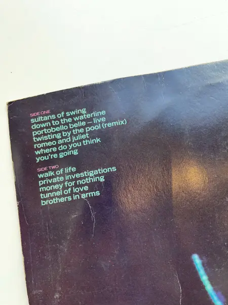 Foto de um(a) ​LP Money For Nothing - Dire Straits 1988, da categoria de LPs ou Discos de Vinil. LP Money For Nothing, Dire Straits, de 1988. Disco em perfeito estado. Mostrado de uma perspectiva diferente. Vendido no marketplace Trésors.